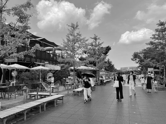 飲食店街と化した公園～天王寺公園